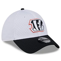 Casquette flexible 39THIRTY New Era pour hommes, Cincinnati Bengals 2024 NFL Training Camp, blanc/noir