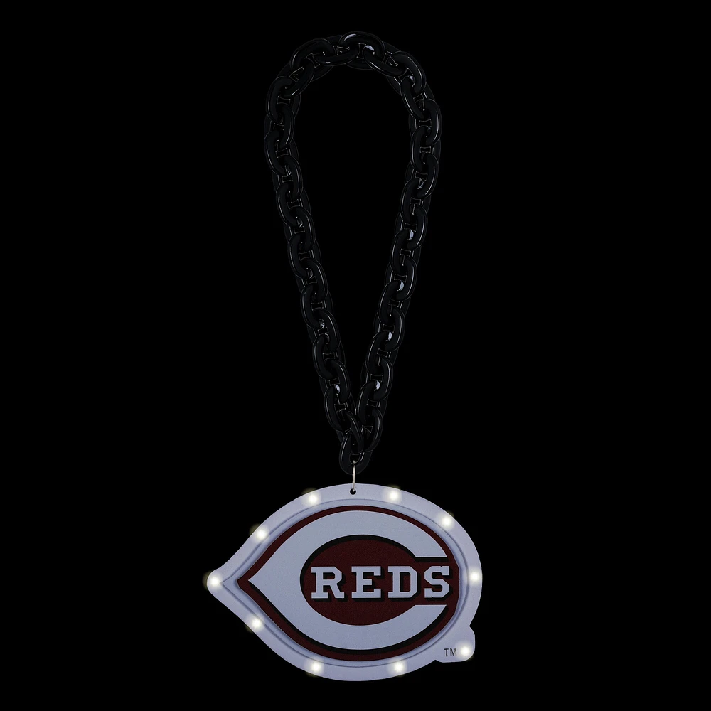 Les Reds de Cincinnati illuminent une chaîne de fans avec un grand logo