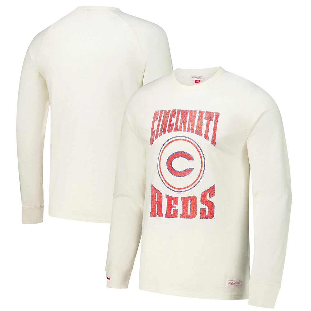 T-shirt à manches longues flammé avec logo arqué Mitchell & Ness pour homme, couleur crème, des Cincinnati Reds