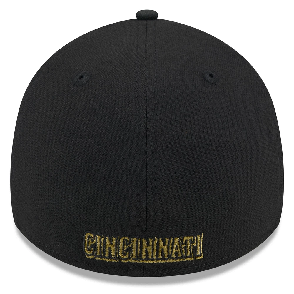 Casquette flexible 39THIRTY pour la Journée des forces armées 2024 New Era noire Cincinnati Reds hommes