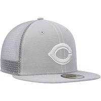 Casquette ajustée 59FIFTY pour entraînement au bâton sur le terrain Cincinnati Reds 2023 New Era grise homme