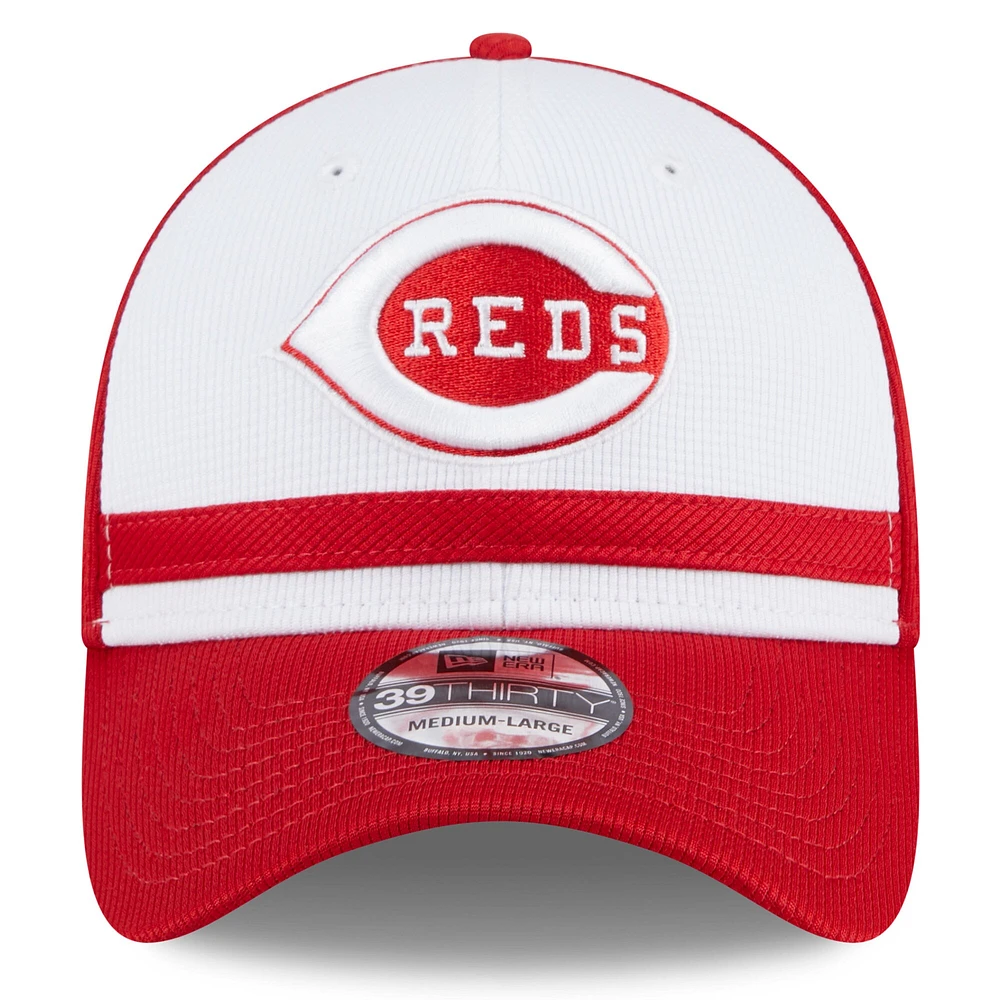 Casquette flexible 39THIRTY d'entraînement au bâton New Era des Cincinnati Reds 2024 pour hommes, blanche