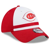 Casquette flexible 39THIRTY d'entraînement au bâton New Era des Cincinnati Reds 2024 pour hommes, blanche