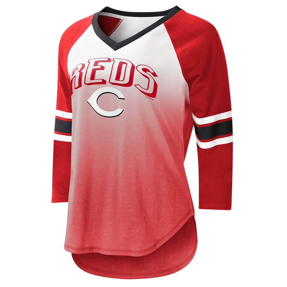 T-shirt G-III 4Her by Carl Banks pour femme blanc/rouge Cincinnati Reds Lead-Off Raglan 3/4-Sleeve V-Neck