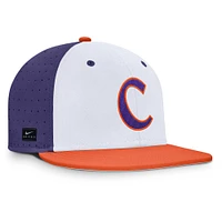 Casquette ajustée Nike True Performance On-Field Dugout pour homme Clemson Tigers blanc/violet