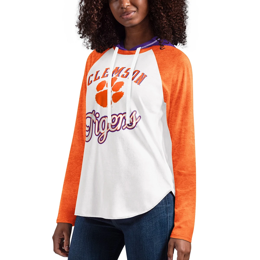 T-shirt à capuche manches longues raglan G-III 4Her by Carl Banks blanc/orange Clemson Tigers From the Sideline pour femme