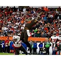 David Njoku Cleveland Browns Unsigned Extends for a Catch Photograph