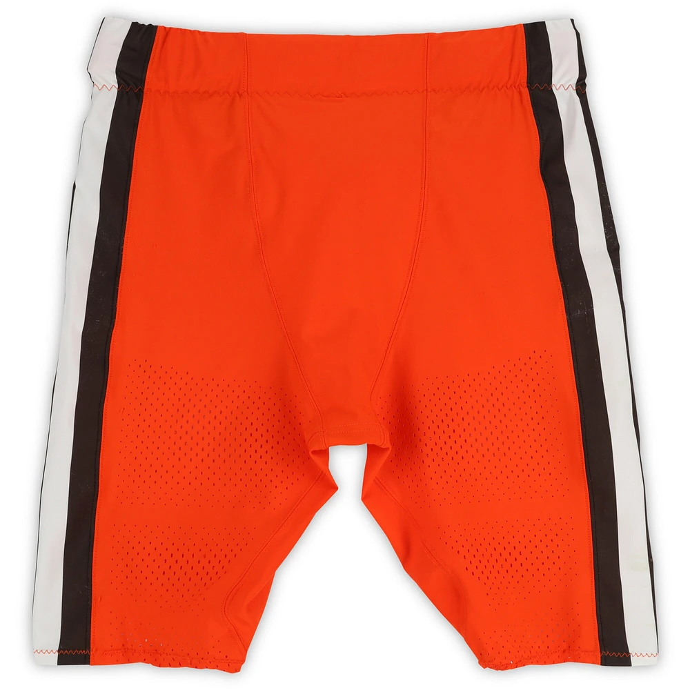 Joel Bitonio Cleveland Browns a utilisé un pantalon Nike orange lors du match contre les Bengals de Cincinnati le 20 octobre 2024