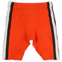 Joel Bitonio Cleveland Browns a utilisé un pantalon Nike orange lors du match contre les Bengals de Cincinnati le 20 octobre 2024
