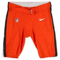 Joel Bitonio Cleveland Browns a utilisé un pantalon Nike orange lors du match contre les Bengals de Cincinnati le 20 octobre 2024