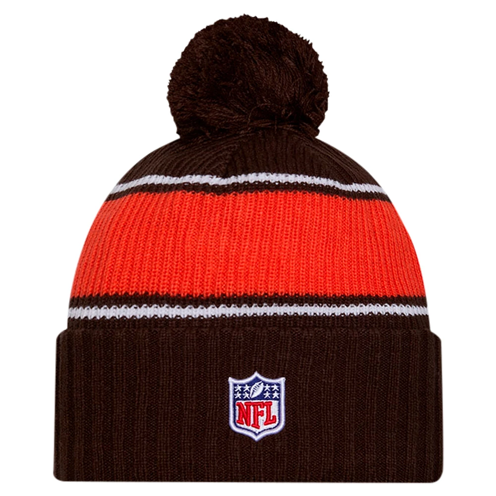 Bonnet en tricot à revers avec pompon Cleveland Browns 2024 Sideline Sport pour homme New Era marron