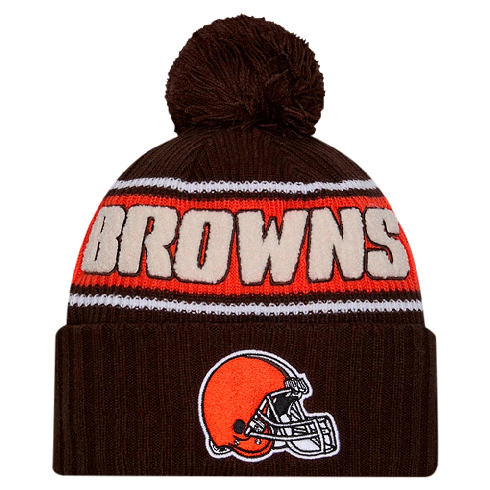 Bonnet en tricot à revers avec pompon Cleveland Browns 2024 Sideline Sport pour homme New Era marron