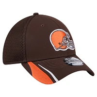 Men's New Era  Brown Cleveland Browns Game Day Linear 39THIRTY Flex Hat