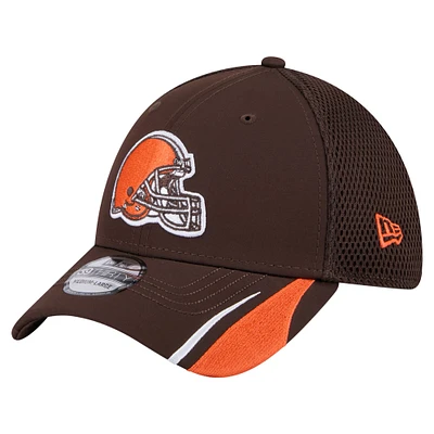 Men's New Era  Brown Cleveland Browns Game Day Linear 39THIRTY Flex Hat