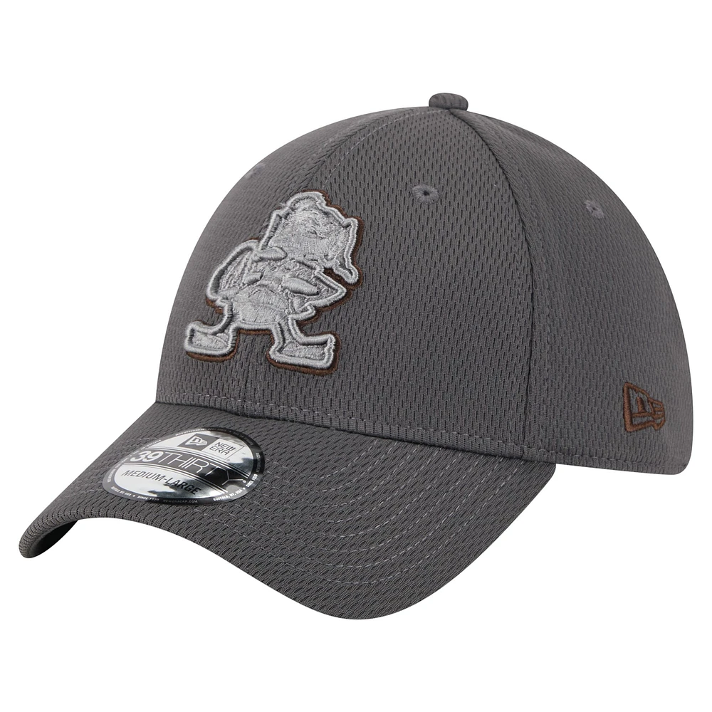 Casquette New Era 39THIRTY Flex graphite Cleveland Browns pour homme avec logo rétro