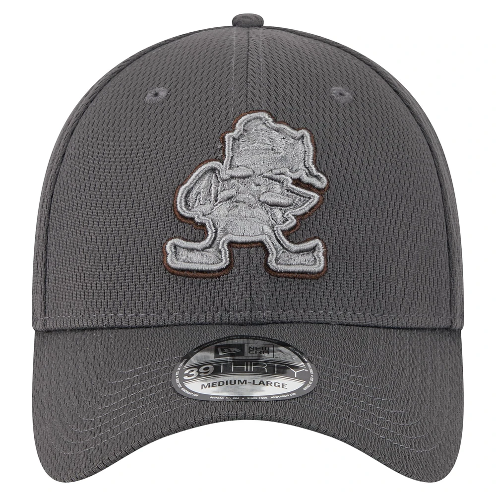 Casquette New Era 39THIRTY Flex graphite Cleveland Browns pour homme avec logo rétro