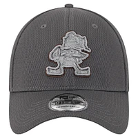 Casquette New Era 39THIRTY Flex graphite Cleveland Browns pour homme avec logo rétro