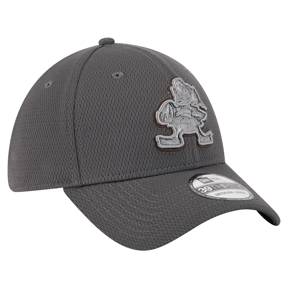 Casquette New Era 39THIRTY Flex graphite Cleveland Browns pour homme avec logo rétro