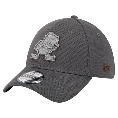 Casquette New Era 39THIRTY Flex graphite Cleveland Browns pour homme avec logo rétro