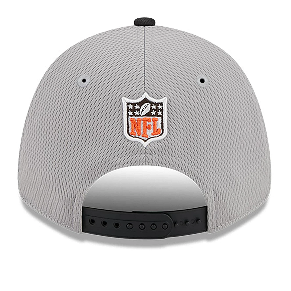 Casquette ajustable 9FORTY Sideline 2023 Sideline 9FORTY des Cleveland Browns New Era pour homme, gris/noir