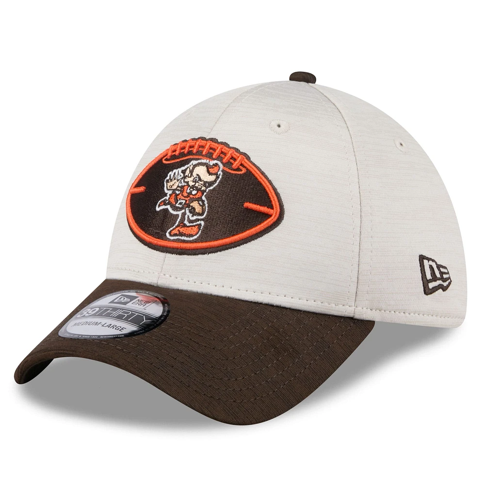 Casquette flexible 39THIRTY Cleveland Browns 2024 Sideline Historic New Era pour hommes, pierre/marron