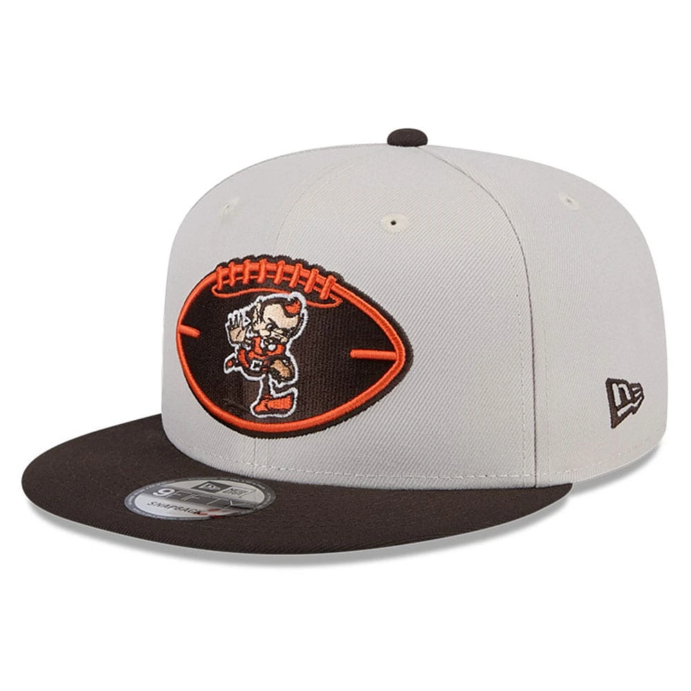 Casquette snapback 9FIFTY historique Cleveland Browns 2024 Sideline New Era pierre/marron pour hommes