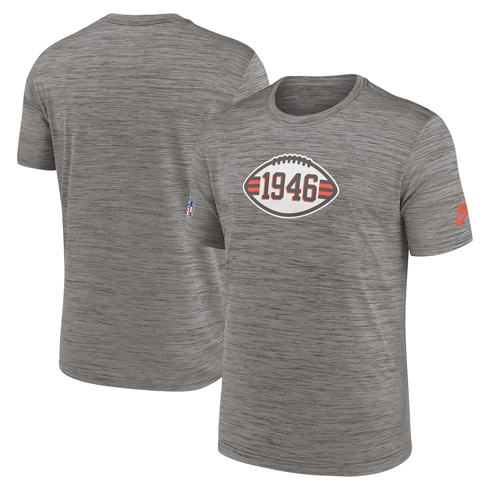 T-shirt performance Nike Heather Charcoal Cleveland Browns 2023 Sideline Alternate Logo pour homme