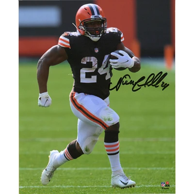 Photographie verticale autographiée de 20,3 x 25,4 cm de Nick Chubb des Cleveland Browns