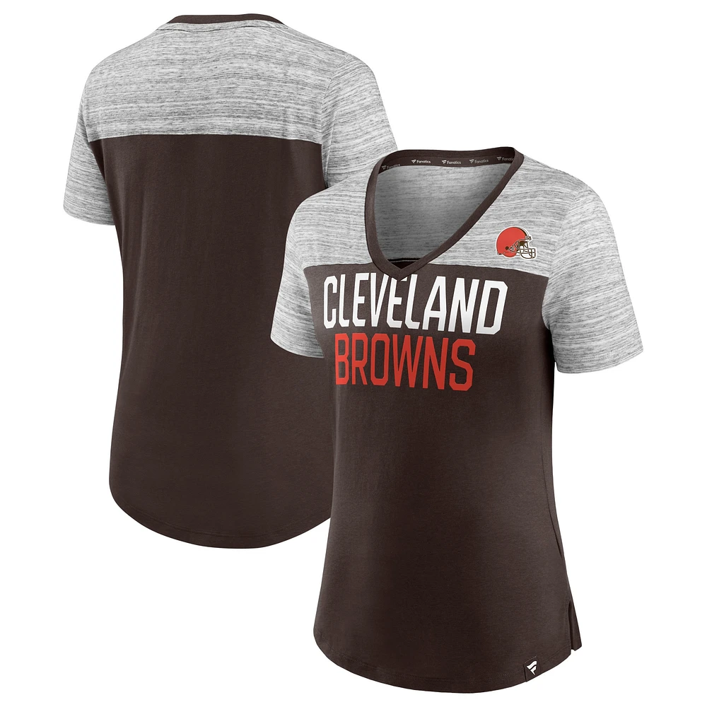 T-shirt à col en V pour femmes Fanatics marron/gris chiné Cleveland Browns Close Quarters