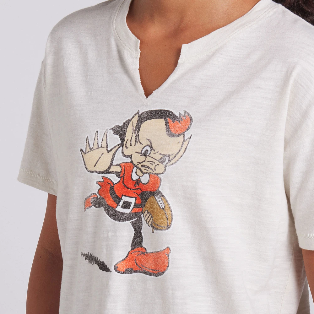 T-shirt à col en V flammé pour femme Fanatics Cream Cleveland Browns