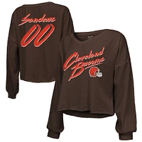 T-shirt col en V à épaules dénudées pour femme Majestic Threads Shedeur Sanders Brown Cleveland Browns 2025 NFL Draft avec nom et numéro script