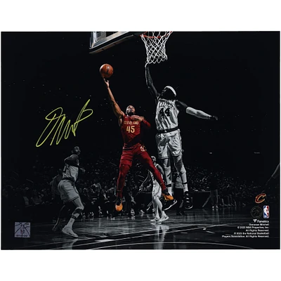 Photographie autographiée de Donovan Mitchell des Cleveland Cavaliers 11"x 14" Spotlight Layup contre les Boston Celtics