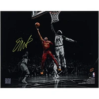 Photographie autographiée de Donovan Mitchell des Cleveland Cavaliers 11"x 14" Spotlight Layup contre les Boston Celtics