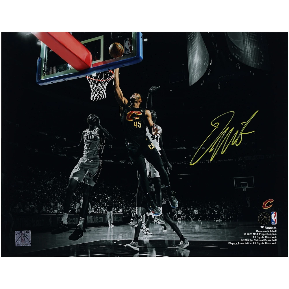 Photographie autographiée de Donovan Mitchell des Cleveland Cavaliers 11"x 14" Spotlight Layup contre les Philadelphia 76ers