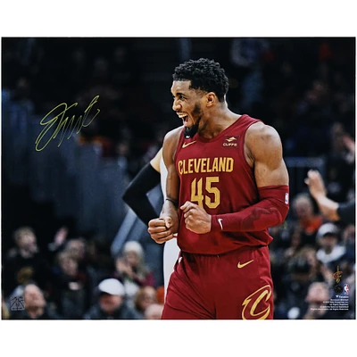 Photographie autographiée de 16" x 20" de Donovan Mitchell pour célébrer le match de 71 points des Cleveland Cavaliers