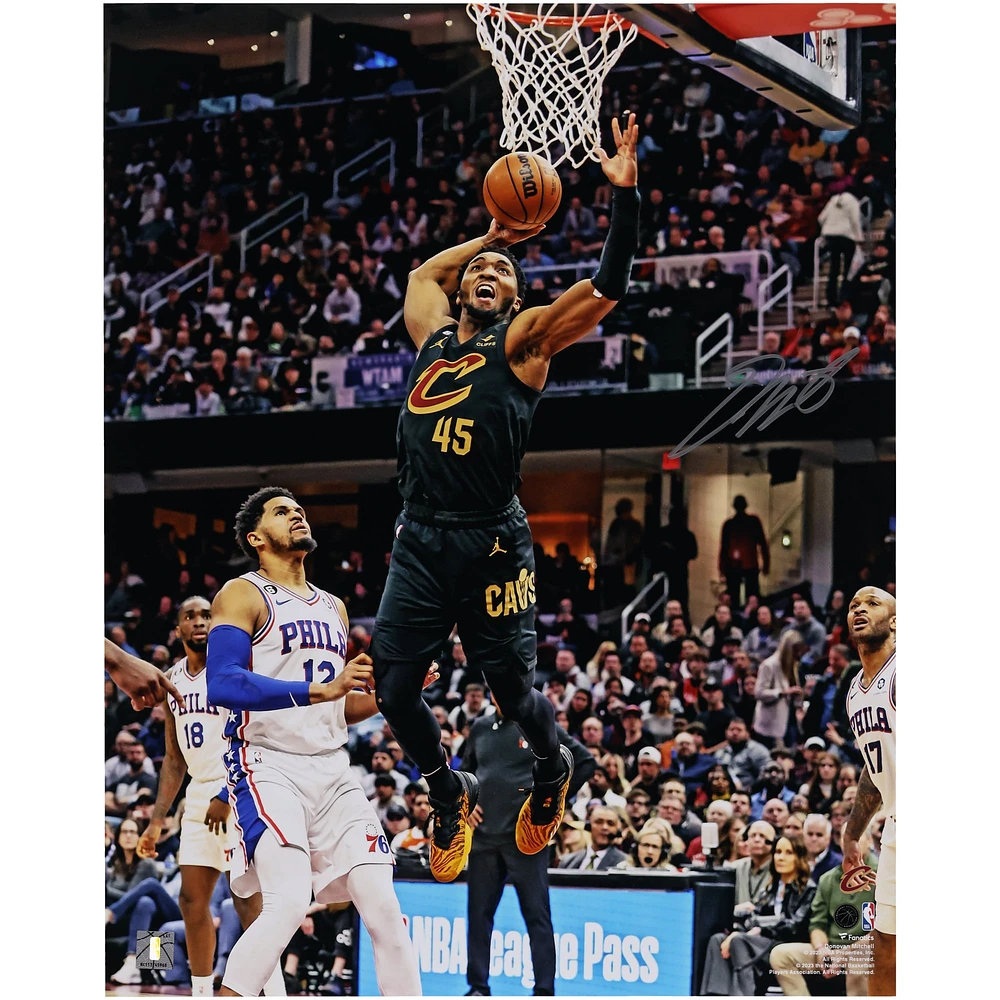 Photographie autographiée de Donovan Mitchell, Dunk de Cleveland Cavaliers, 16" x 20" en noir