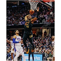 Photographie autographiée de Donovan Mitchell, Dunk de Cleveland Cavaliers, 16" x 20" en noir