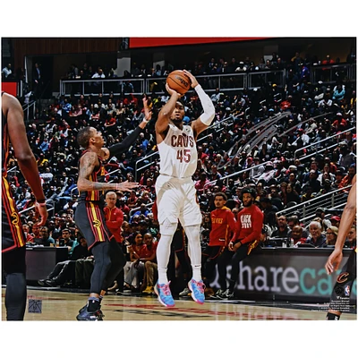 Photographie autographiée de Donovan Mitchell des Cleveland Cavaliers, prise de vue en blanc, 16" x 20"