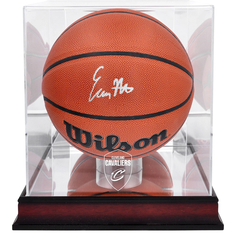 Réplique de ballon de basket Wilson 2022 autographié par Evan Mobley des Cleveland Cavaliers avec vitrine du logo de l'équipe en acajou