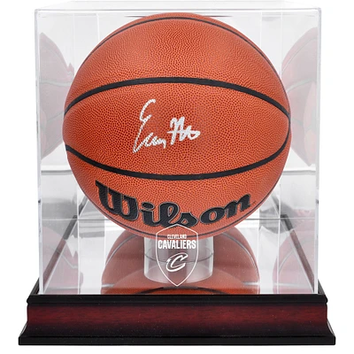 Réplique de ballon de basket Wilson 2022 autographié par Evan Mobley des Cleveland Cavaliers avec vitrine du logo de l'équipe en acajou