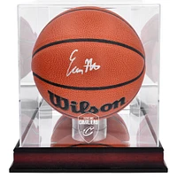 Réplique de ballon de basket Wilson 2022 autographié par Evan Mobley des Cleveland Cavaliers avec vitrine du logo de l'équipe en acajou