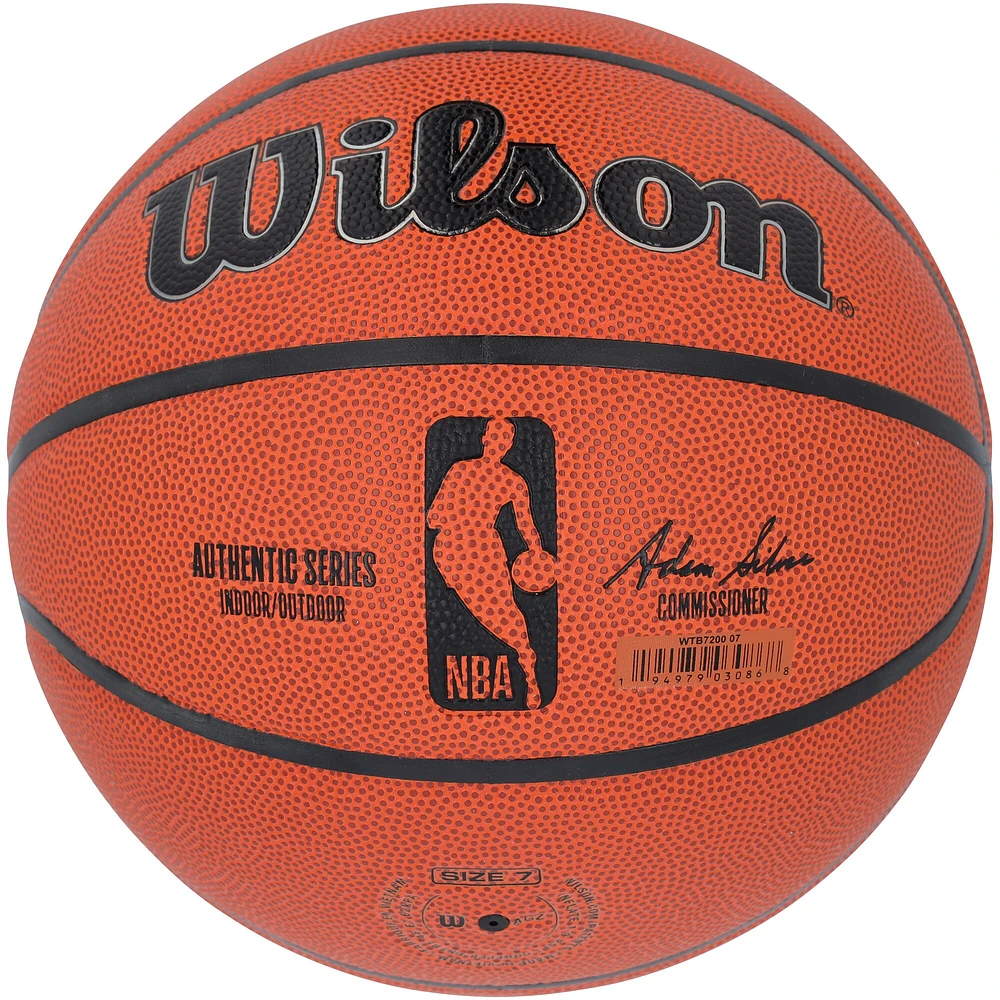 Ballon de basket-ball d'intérieur/extérieur Wilson Authentic Series autographié par Evan Mobley des Cleveland Cavaliers avec inscription « Let Em Know »