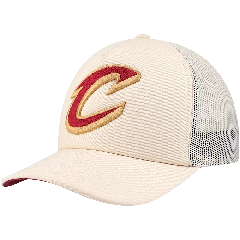 Casquette réglable crème Cleveland Cavaliers Trucker Mitchell & Ness pour hommes