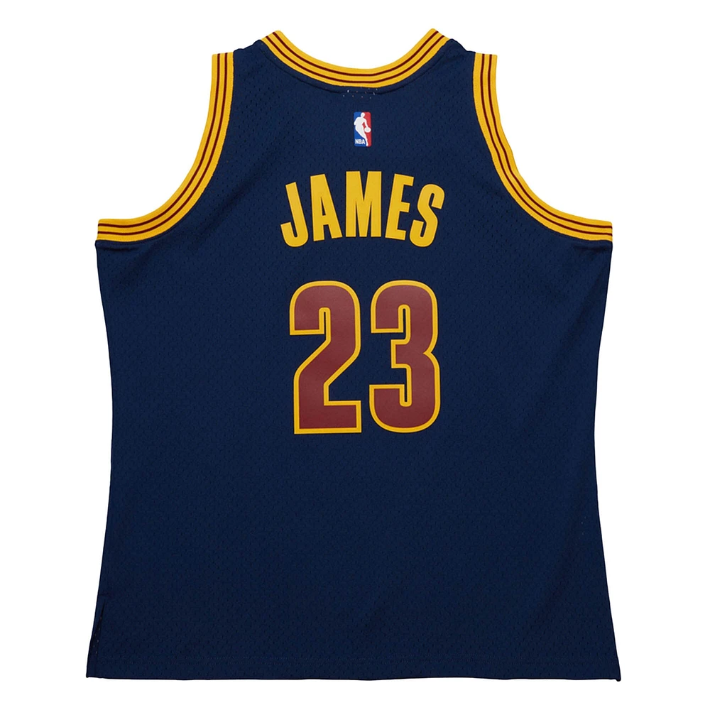 Maillot Swingman Mitchell & Ness LeBron James bleu marine Cleveland Cavaliers 2015/16 Hardwood Classics pour hommes