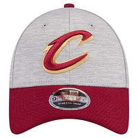 Men's New Era Heather Gray/Wine Cleveland Cavaliers Active Digi-Tech Two-Tone 9FORTY Adjustable Hat