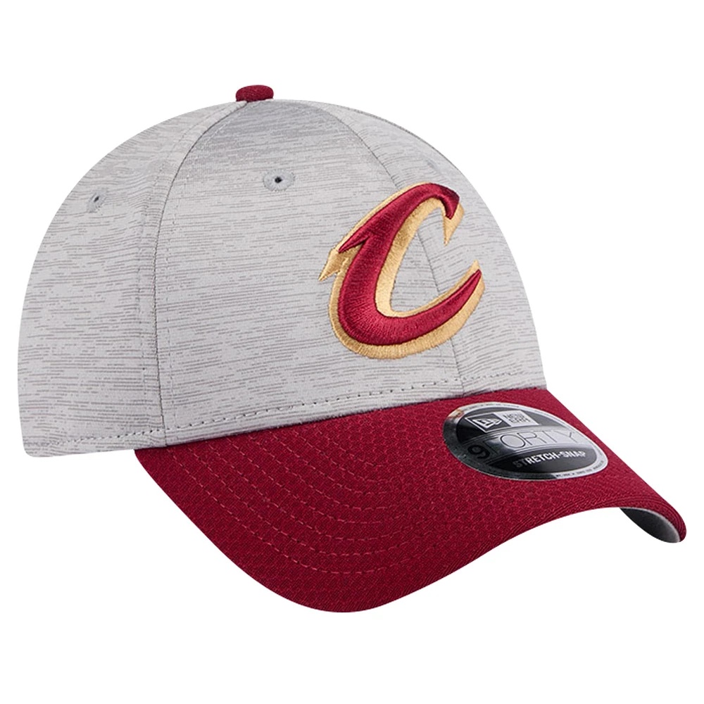 Men's New Era Heather Gray/Wine Cleveland Cavaliers Active Digi-Tech Two-Tone 9FORTY Adjustable Hat