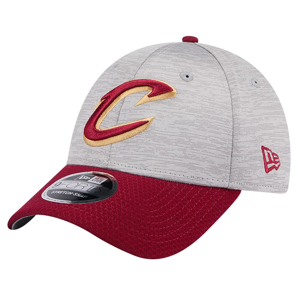 Men's New Era Heather Gray/Wine Cleveland Cavaliers Active Digi-Tech Two-Tone 9FORTY Adjustable Hat