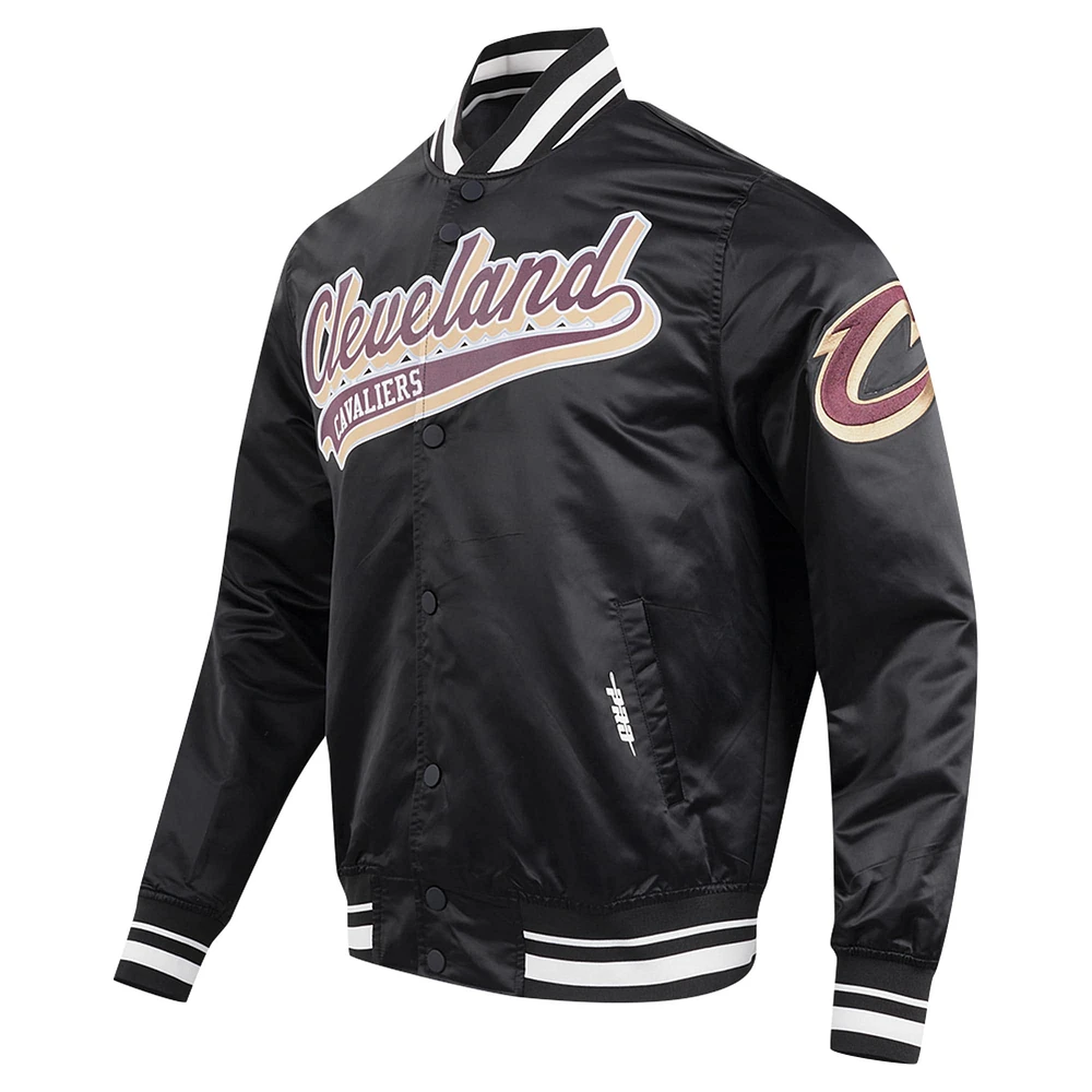 Veste universitaire en satin à bouton-pression complète Pro Standard pour hommes des Cleveland Cavaliers Script Tail noire