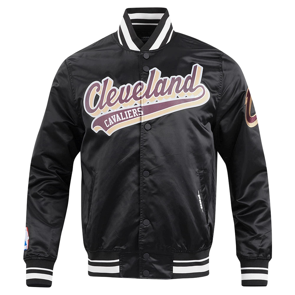 Veste universitaire en satin à bouton-pression complète Pro Standard pour hommes des Cleveland Cavaliers Script Tail noire