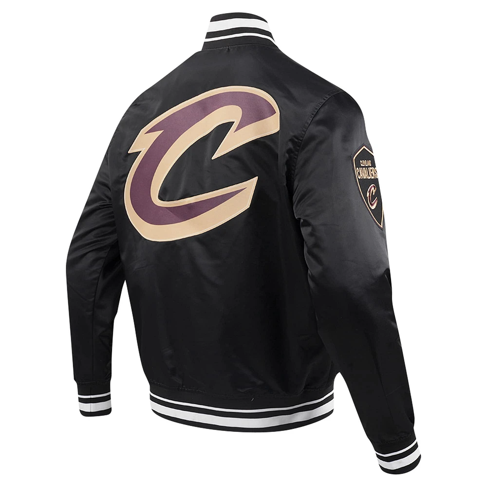 Veste universitaire en satin à bouton-pression complète Pro Standard pour hommes des Cleveland Cavaliers Script Tail noire